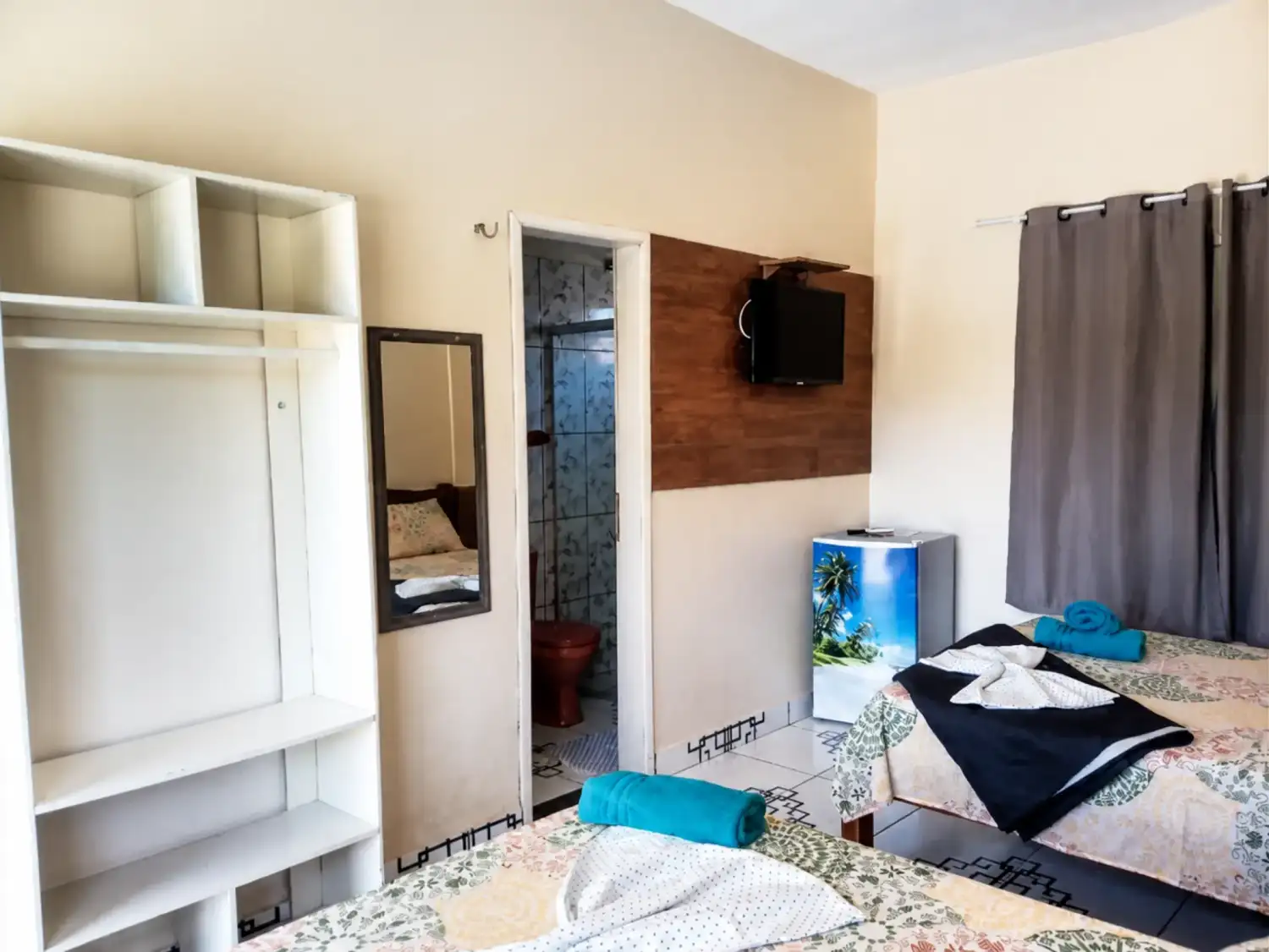 Quarto Duplo claro e climatizado no Hotel Pousada Paraíso Tropical
