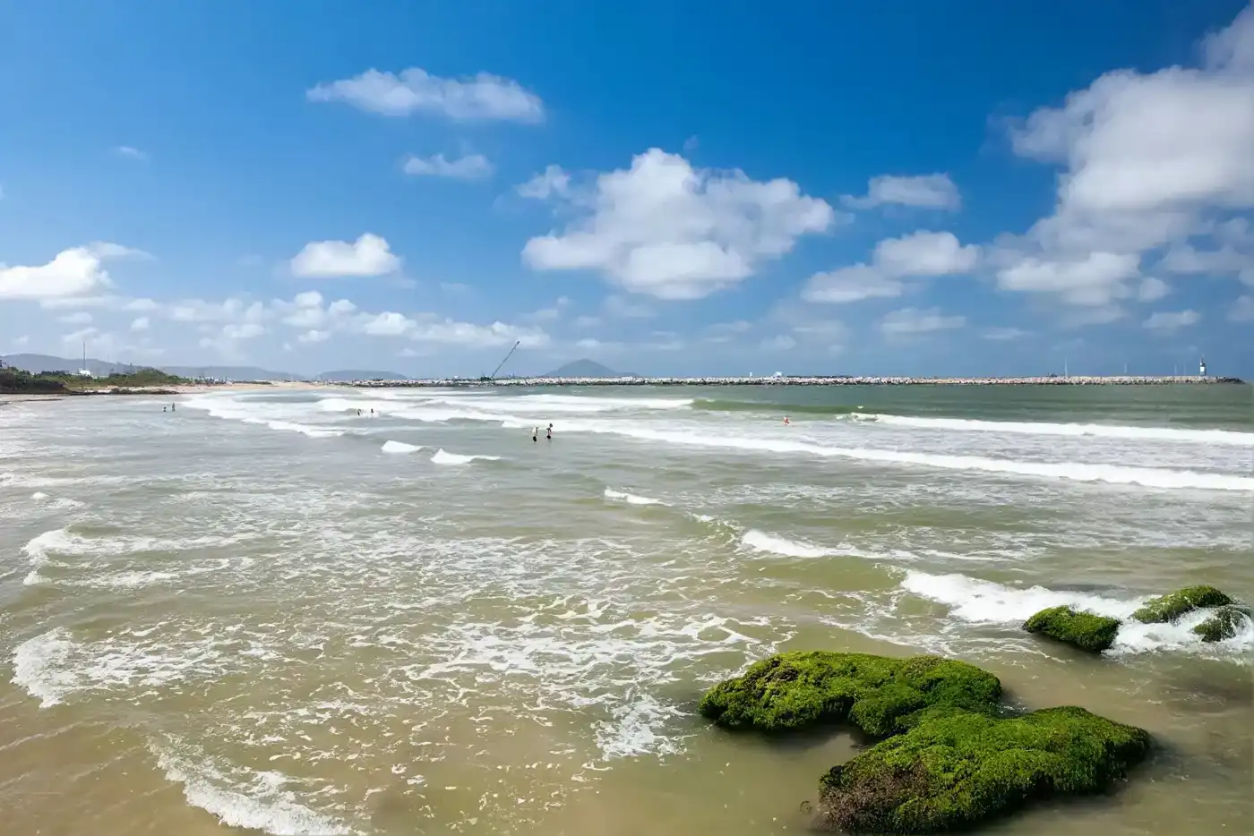 Ondas e pedras cobertas de limo na Praia do Atalaia, em Salinópolis